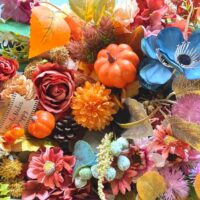 秋の養生と肺・大腸ケアをテーマにしたリラックスイメージ。紅葉の季節に深呼吸する女性。