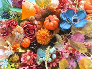 秋の養生と肺・大腸ケアをテーマにしたリラックスイメージ。紅葉の季節に深呼吸する女性。