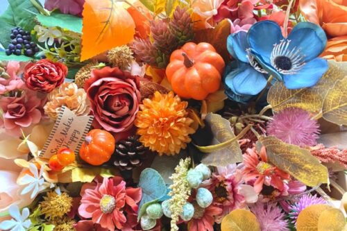 秋の養生と肺・大腸ケアをテーマにしたリラックスイメージ。紅葉の季節に深呼吸する女性。