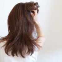 春の不調や自律神経の乱れをイメージした女性のイラスト