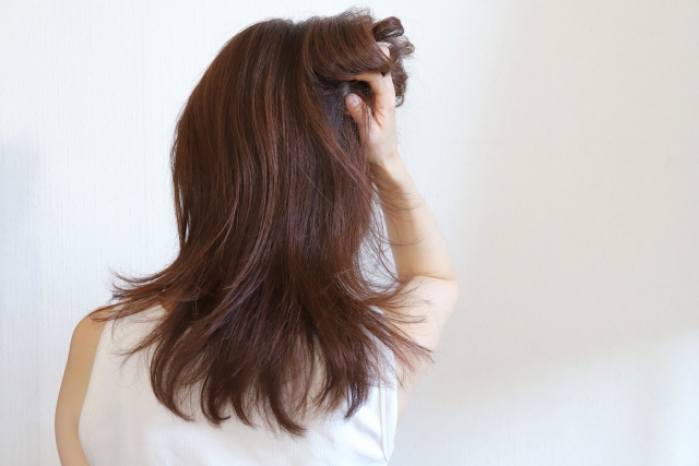 春の不調や自律神経の乱れをイメージした女性のイラスト